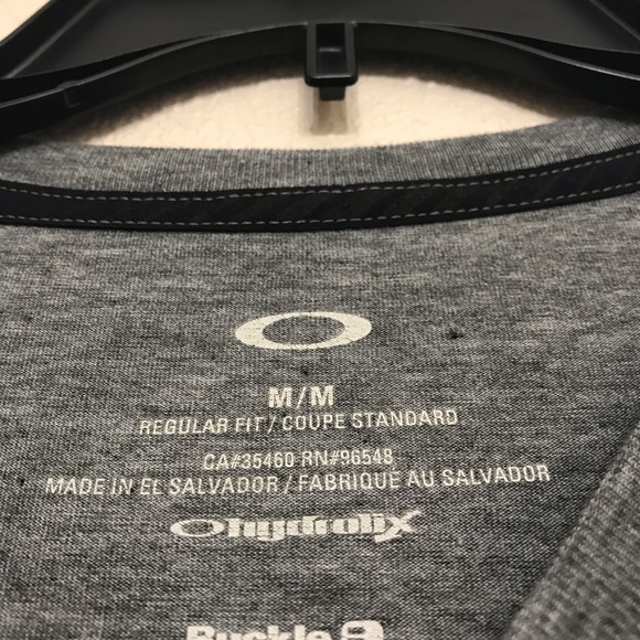 Oakley Tee. Black and Gray. Size Medium - Picture 3 of 4